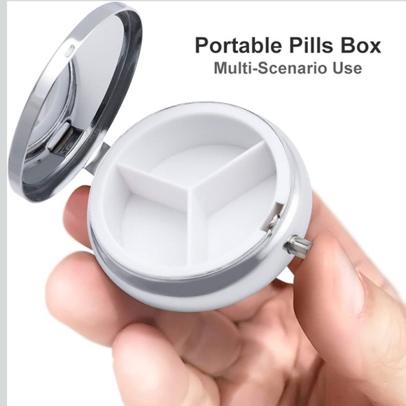 Black Cat on A Black Background Round Pill Box 3 Compartment Pill NIP - Picture 2 of 3